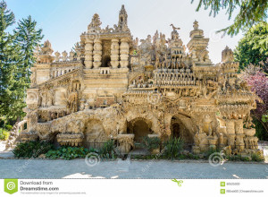 palais-ideal-du-facteur-cheval-dans-hauterives-france-60525002[1]